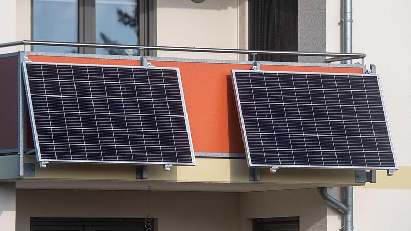 Solarmodule h&auml;ngen an einem Balkon. So eine Einrichtung w&uuml;nschen sich auch viele Coburger.