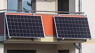 Solarmodule hängen an einem Balkon. So eine Einrichtung wünschen sich auch viele Coburger.