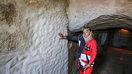 Hier standen vor einem Jahr die Stützen. Irene Häusler hat die Wand mit Hilfe von Kellerbrüdern in Stand gesetzt.