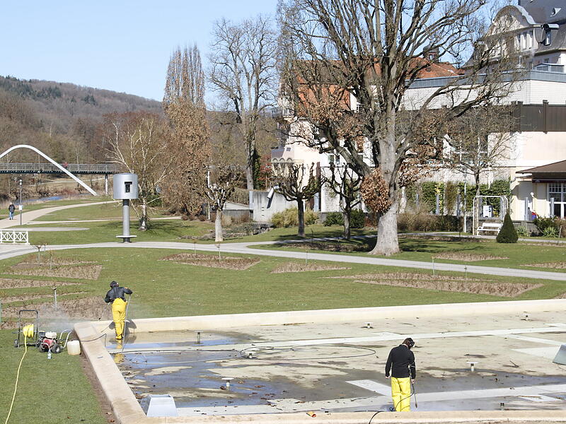 Arbeiter machen den Multimediabrunnen fit fürs FrühjahrDie ersten Frühlingsboten in Bad Kissingen Arbeiter machen den Multimediabrunnen fit fürs Frühjahr.