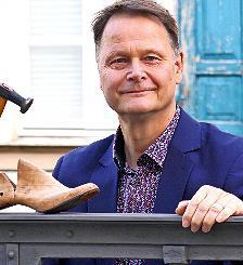 Rolf-Bernhard Essig kommt.