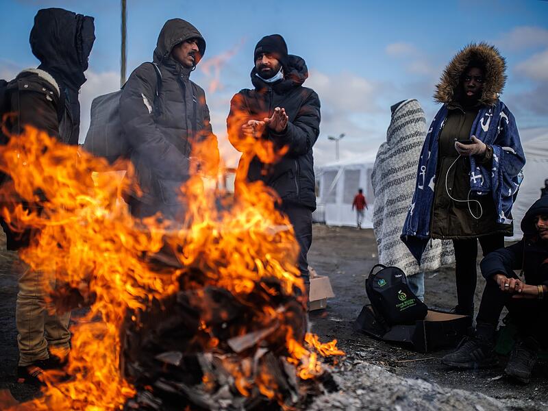 Mehrere Menschen wärmen sich an einem Feuer am Grenzübergang unweit des polnischen Medyka auf. Wegen des russischen Angriffs auf die Ukraine sind nach Angaben des UN-Flüchtlingshilfswerks (UNHCR) etwa 368 000 Menschen auf der Flucht.
