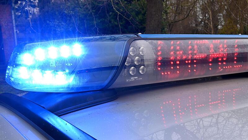 Die Polizei musste die B505 bei Pettstadt für die Bergungsarbeiten mehrere Stunden sperren.
