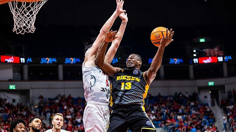 Der neue Kapit&auml;n Yorman Polas Bartolo (r.) f&uuml;hrte die Ludwigsburger mit 14 Punkten am Mittwochabend zum 80:71-Sieg bei  Hapoel Jerusalem. Der 37-J&auml;hrige traf sechs seiner sieben W&uuml;rfe aus dem Feld.