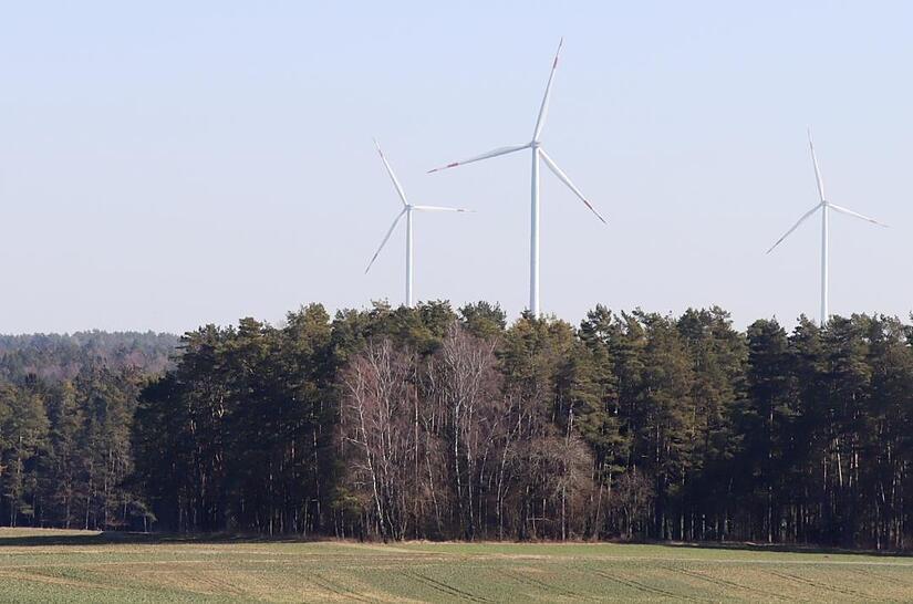 Wie geht es mit der Windenergie auf dem Jura weiter? Unser Bild zeigt die Windräder bei Seubersdorf.