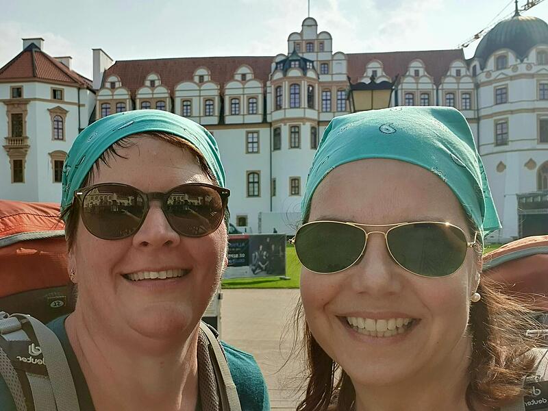 Sandra Zeitler und Christine Fischer am Celler Schloss
