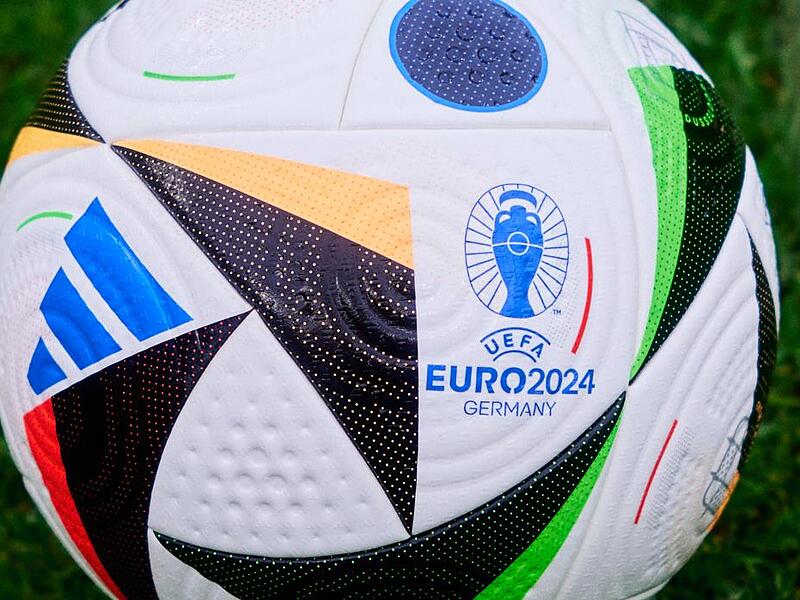 Ein &uuml;bergro&szlig;es Exemplar dieses Spielballs der diesj&auml;hrigen EM m&ouml;chte Adidas auf dem Dach seines Outlets anbringen lassen.