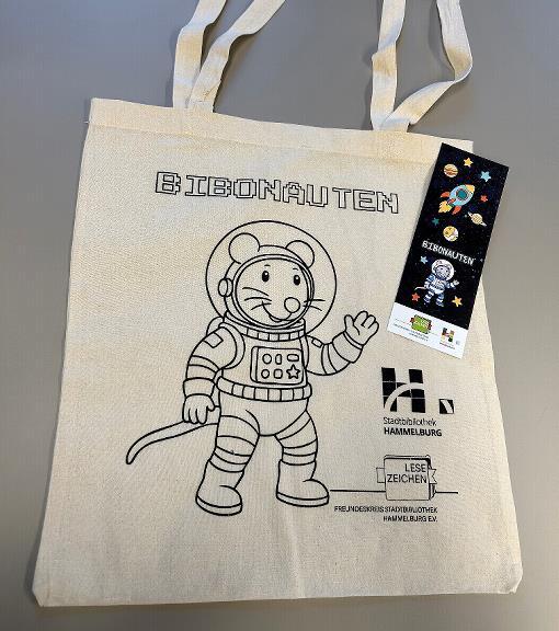 Jedes teilnehmende Kind erhält eine Stofftasche, das die Bibliotheksratte „Unzelfunzel“ im Raumanzug zeigt. Jedes teilnehmende Kind erhält eine Stofftasche, das die Bibliotheksratte „Unzelfunzel“ im Raumanzug zeigt.