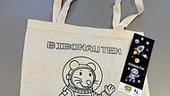 Jedes teilnehmende Kind erhält eine Stofftasche, das die Bibliotheksratte „Unzelfunzel“ im Raumanzug zeigt. Jedes teilnehmende Kind erhält eine Stofftasche, das die Bibliotheksratte „Unzelfunzel“ im Raumanzug zeigt.