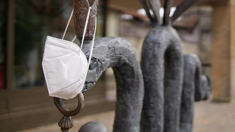 Die Maske bleibt noch l&auml;nger Begleiter - auch f&uuml;r Figuren?