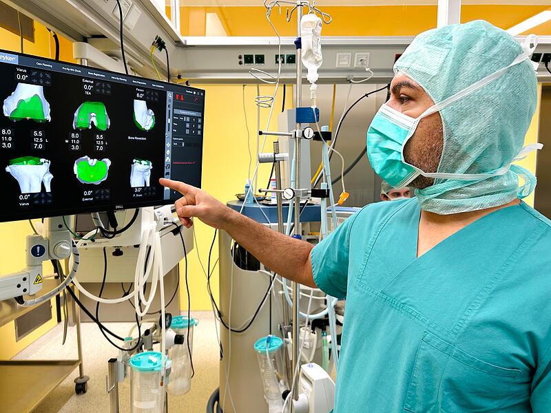 Ahmed Jahwar, Chefarzt für Orthopädie und Unfallchirurgie, bei der Vorbereitung einer robotergestützten Knie-Operation im Klinikum Forchheim-Fränkische Schweiz.Forchheim & Fränkische Schweiz Die Arbeit lässt sich nicht von zu Hause erledigen: ein Arzt bei der Vorbereitung einer Operation im Klinikum Forchheim-Fränkische Schweiz.