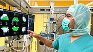 Die Arbeit lässt sich nicht von zu Hause erledigen: ein Arzt bei der Vorbereitung einer Operation im Klinikum Forchheim-Fränkische Schweiz.