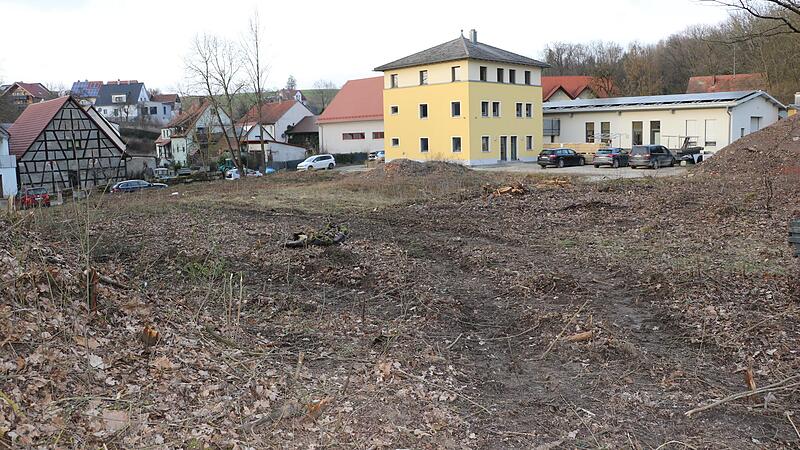 Auf dem Areal einer ehemaligen Ziegelei in Unterst&uuml;rmig sollen sieben Wohnh&auml;user entstehen &ndash; im Hintergrund die Geb&auml;ude der Firma Secknus.Forchheim & Fr&auml;nkische Schweiz