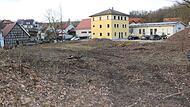 Auf dem Areal einer ehemaligen Ziegelei in Unterstürmig sollen sieben Wohnhäuser entstehen – im Hintergrund die Gebäude der Firma Secknus.Forchheim & Fränkische Schweiz