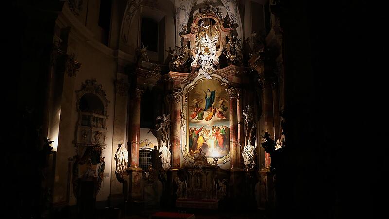 Auf dem Hochaltarbild ist &bdquo;Mari&auml; Himmelfahrt&ldquo; dargestellt, das Hauptmotto des Gottesdienstes, der &uuml;bertragen wird.