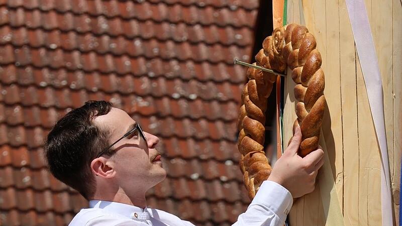 Die Plua-Brezel wird befestigt. Die Plua-Brezel wird befestigt.