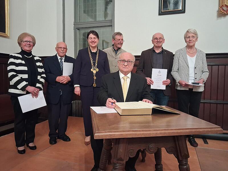 Bei der Jahresabschlusssitzung des Stadtrats wurden sechs Kronacher mit Ehrenmedaillen ausgezeichnet (v.l.): Christine Kirmes, Walter Lieb, B&uuml;rgermeisterin Angela Hofmann, Andreas Grune, Gregor F&ouml;rtsch und Elfi Wicklein. Sitzend: Hans Schrepfer, er erhielt die Auszeichnung in Gold.