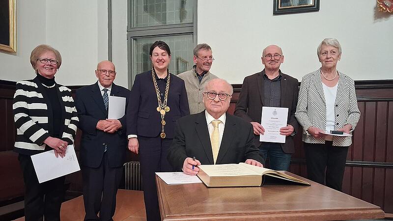 Bei der Jahresabschlusssitzung des Stadtrats wurden sechs Kronacher mit Ehrenmedaillen ausgezeichnet (v.l.): Christine Kirmes, Walter Lieb, B&uuml;rgermeisterin Angela Hofmann, Andreas Grune, Gregor F&ouml;rtsch und Elfi Wicklein. Sitzend: Hans Schrepfer, er erhielt die Auszeichnung in Gold.