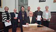 Bei der Jahresabschlusssitzung des Stadtrats wurden sechs Kronacher mit Ehrenmedaillen ausgezeichnet (v.l.): Christine Kirmes, Walter Lieb, B&uuml;rgermeisterin Angela Hofmann, Andreas Grune, Gregor F&ouml;rtsch und Elfi Wicklein. Sitzend: Hans Schrepfer, er erhielt die Auszeichnung in Gold.
