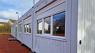 An der Realschule I in Kronach wäre man froh, wenn das Container-Dorf wieder vom Hartplatz verschwinden könnte.