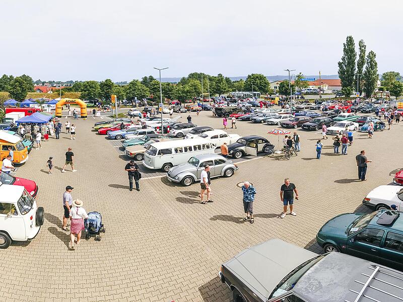 Zum ADAC-Old- und Youngtimertreffen kamen zahlreiche Liebhaber mit ihren Fahrzeugen nach Neunkirchen am Brand.Forchheim & Fr&auml;nkische Schweiz