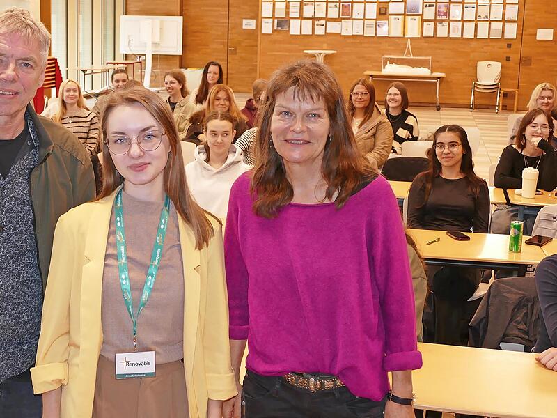 Anna Sobolevska (Mitte) fesselte mit ihrem Bericht aus der Ukraine die Schülerinnen und deren Lehrerin Andrea Wolff (rechts) und Weltkirche-Referent Michael Kleiner. Anna Sobolevska (Mitte) fesselte mit ihrem Bericht aus der Ukraine die Schülerinnen und deren Lehrerin Andrea Wolff (rechts) und Weltkirche-Referent Michael Kleiner.