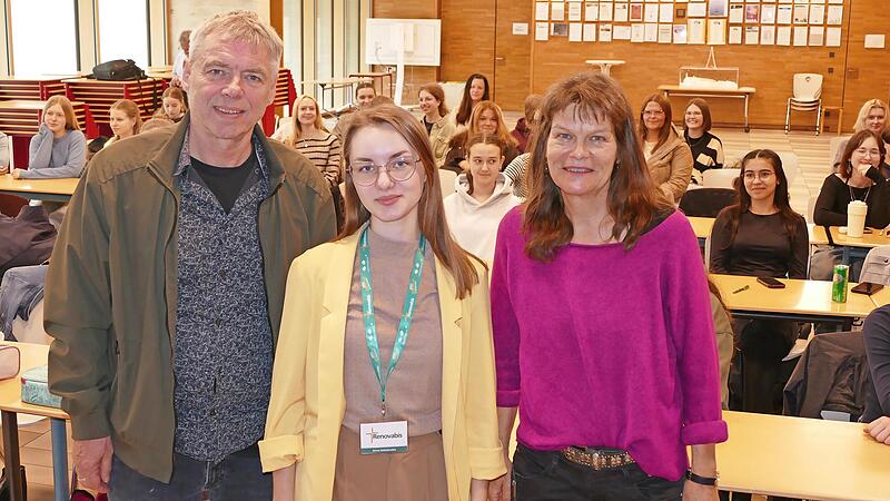 Anna Sobolevska (Mitte) fesselte mit ihrem Bericht aus der Ukraine die Sch&uuml;lerinnen und deren Lehrerin Andrea Wolff (rechts) und Weltkirche-Referent Michael Kleiner.