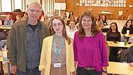 Anna Sobolevska (Mitte) fesselte mit ihrem Bericht aus der Ukraine die Sch&uuml;lerinnen und deren Lehrerin Andrea Wolff (rechts) und Weltkirche-Referent Michael Kleiner.