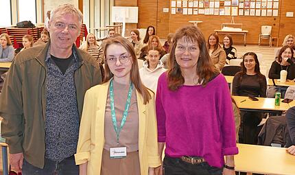 Anna Sobolevska (Mitte) fesselte mit ihrem Bericht aus der Ukraine die Sch&uuml;lerinnen und deren Lehrerin Andrea Wolff (rechts) und Weltkirche-Referent Michael Kleiner.