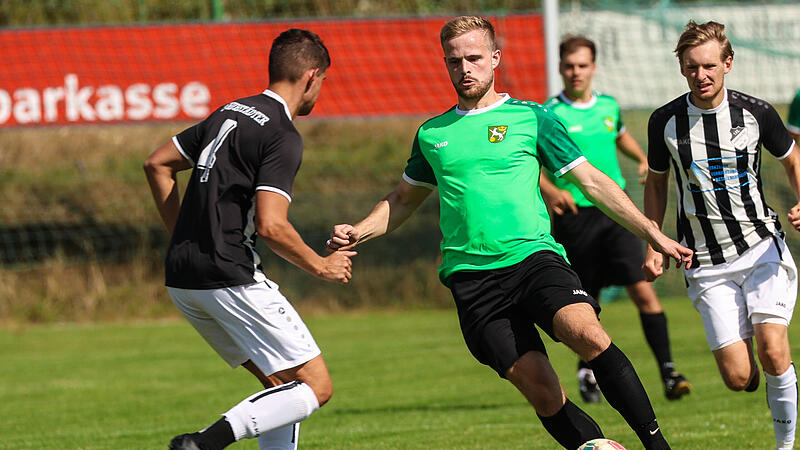 Der Wolfersgr&uuml;ner Doppeltorsch&uuml;tze Steve Sch&ouml;n (gr&uuml;nes Trikot) l&auml;uft auf Christoph Ramming zu.