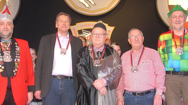 H&ouml;pper-Gesellschaftspr&auml;sident Ralf Spiegel (von links) verlieh Sessionsorden an Vizelandrat Robert Finster sowie die VdK-Funktion&auml;re Karl Memmel, Karl Schleyer und Hartmut Stiller.