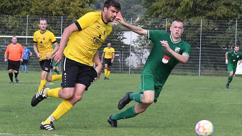 Zwei Hauptakteure in ihren Mannschaften: David Hippler (rechts) traf für den SV Garitz beim 4:1-Heimerfolg und auch Christoph Kriener war für den TSV Wollbach erfolgreich, aber nur ins eigene Tor. Und er verschoss noch einen Foulelfmeter. Zwei Hauptakteure in ihren Mannschaften: David Hippler (rechts) traf für den SV Garitz beim 4:1-Heimerfolg und auch Christoph Kriener war für den TSV Wollbach erfolgreich, aber nur ins eigene Tor. Und er verschoss noch einen Foulelfmeter.