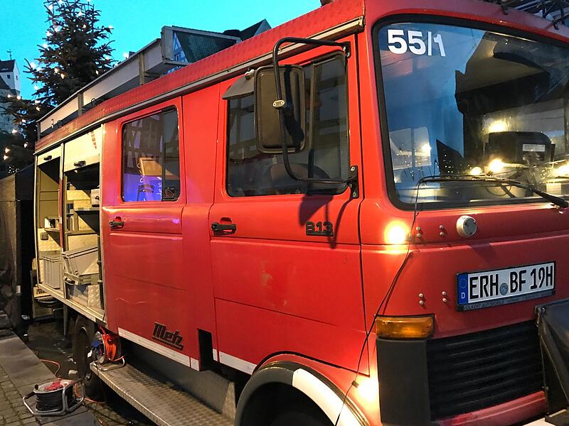 Das knallrote Gef&auml;hrt, mit dem Brauer Mathias Hoehn unterwegs ist, f&auml;llt auf. Es handelt sich um ein ehemaliges Feuerwehrauto.