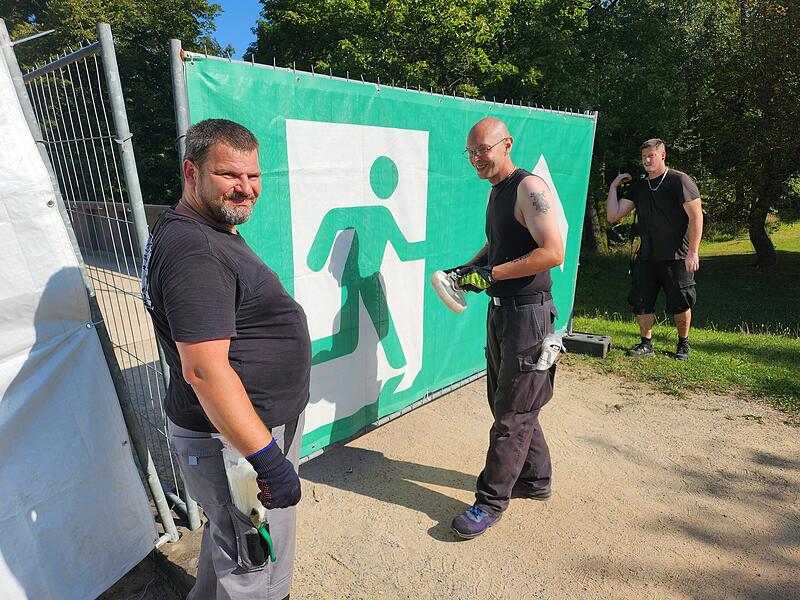 Das Festivalgel&auml;nde in Bad Kissingen wird f&uuml;r das Open air abgesperrt.jpg