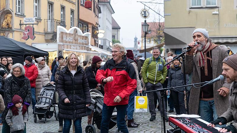 Volles Treiben am Marktplatz: Zahlreiche Menschen besuchten am Sonntag den Martinimarkt in der Kitzinger Innenstadt. Volles Treiben am Marktplatz: Zahlreiche Menschen besuchten am Sonntag den Martinimarkt in der Kitzinger Innenstadt.