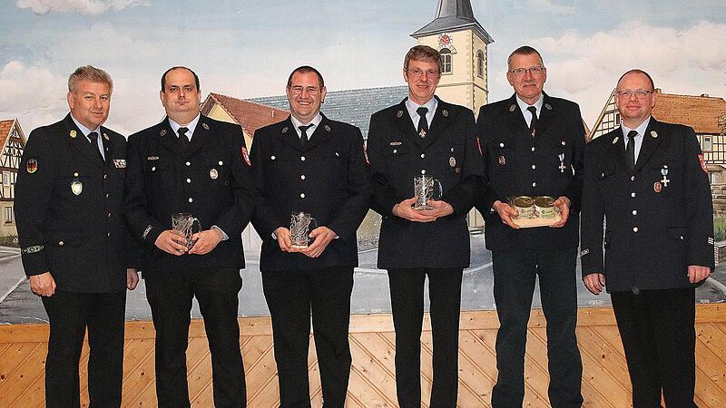 Kreisbrandinspektor Steffen Kiesel (von links) ehrte Tobias Bühner (25 Jahre bei der Feuerwehr), 1. Kommandant Michael Dietz (25), Christoph Müller (25), Markus Reichert (40) und 2. Kommandant Wolfgang Klöffel.