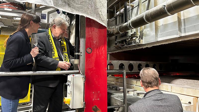 Ein Blick in die neue Elektroglasschmelzwanne bei Heinz Glas in Kleintettau Ein Blick in die neue Elektroglasschmelzwanne bei Heinz Glas in Kleintettau