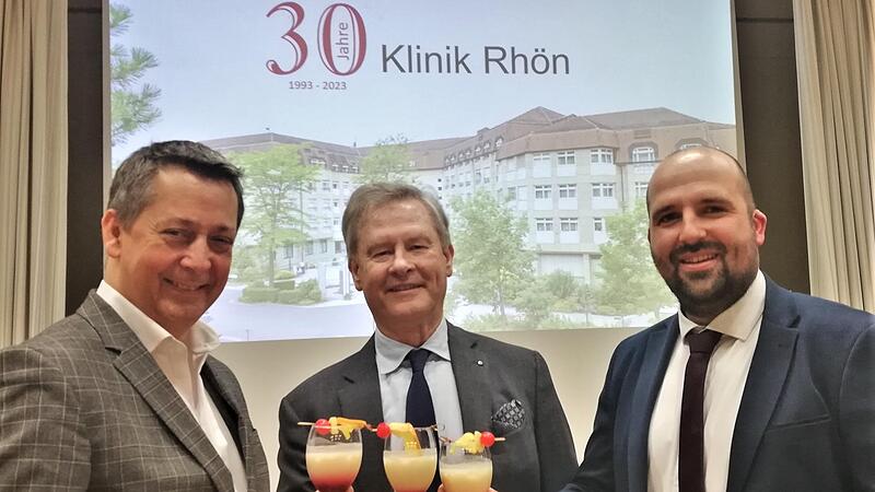 Gründungsdirektor Dr. Wolfram Franke (Mitte) mit seinem Nachfolger, dem ärztlichen Direktor Dr. Klaus Herrmann (links), und dem kaufmännischen Direktor Mathias Kirchner Gründungsdirektor Dr. Wolfram Franke (Mitte) mit seinem Nachfolger, dem ärztlichen Direktor Dr. Klaus Herrmann (links), und dem kaufmännischen Direktor Mathias Kirchner