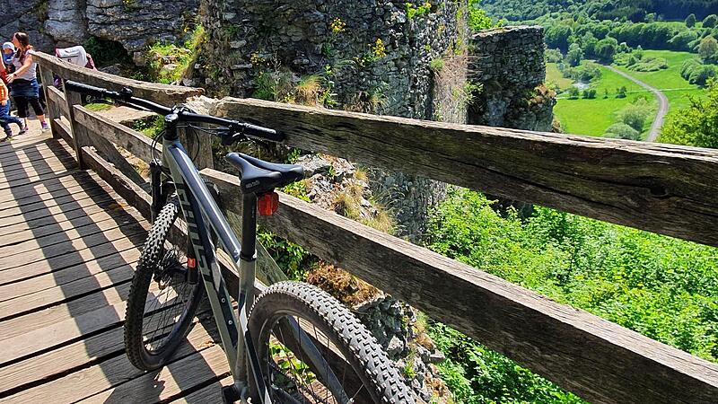 Die Fr&auml;nkische Schweiz, hier die Burgruine Neideck, ist ein Eldorado f&uuml;r sch&ouml;ne Fahrradtouren. Daf&uuml;r braucht es ein gepr&uuml;ftes Fahrrad.Forchheim & Fr&auml;nkische Schweiz