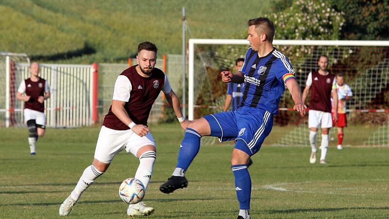 Erst drei Tore erzielte, danach aber mit Rot vom Platz geflogen: Merim Gebic (l.) stand beim 3:1-Sieg seines FC Wacker Trailsdorf gegen den TSV Burghaslach und Oliver St&uuml;tz (r.) gleich mehrfach im Mittelpunkt des Geschehens.