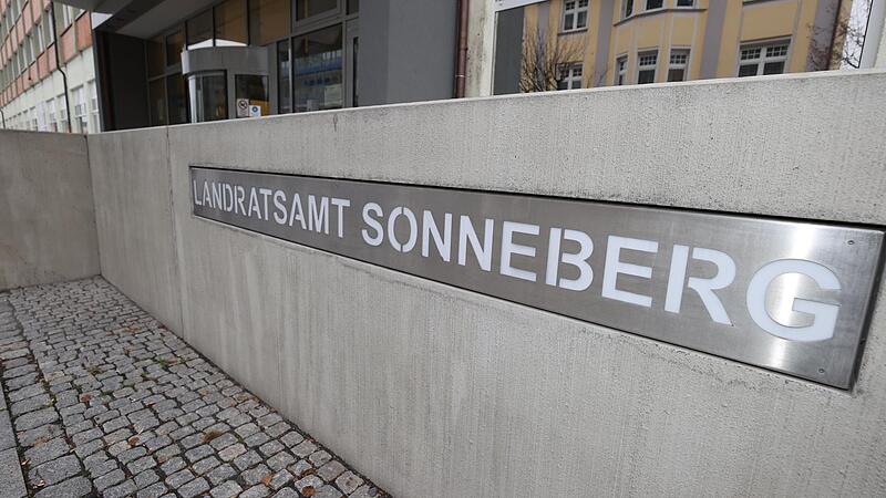 Das Landratsamt in Sonneberg. Ein Beben hatte Th&uuml;ringens AfD-Chef Bj&ouml;rn H&ouml;cke angek&uuml;ndigt, nun ist es passiert: Mit Robert Sesselmann ist der erste AfD-Landrat Deutschlands gew&auml;hlt worden.