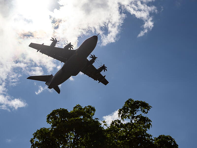 Ein Airbus A400M überflog das Lager im Tiefflug Ein Airbus A400M überflog das Lager im Tiefflug