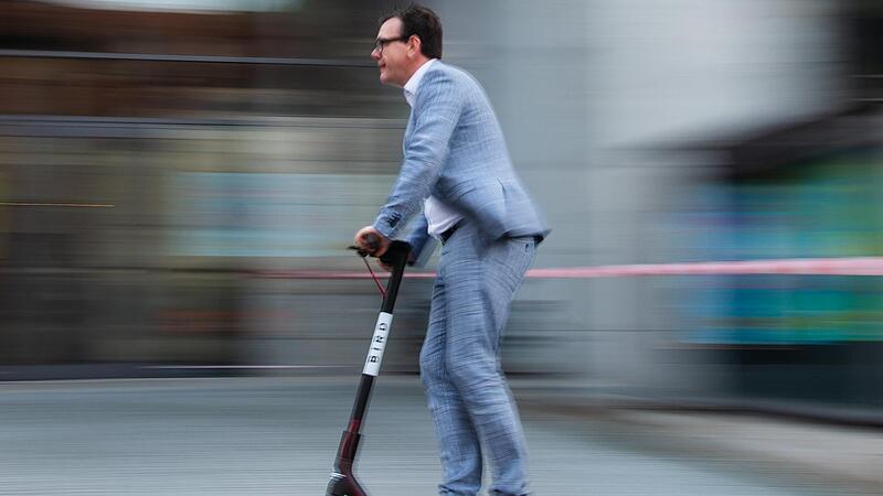Jan Giersberg, Pressesprecher der Stadtwerke Bamberg, f&auml;hrt 2019 in einem ersten Pilotprojekt mit einem Elektro-Tretroller des Anbieters &bdquo;Bird&ldquo;. Inzwischen rollen in Bamberg aber Scooter des Unternehmens &bdquo;Zeus&ldquo;.