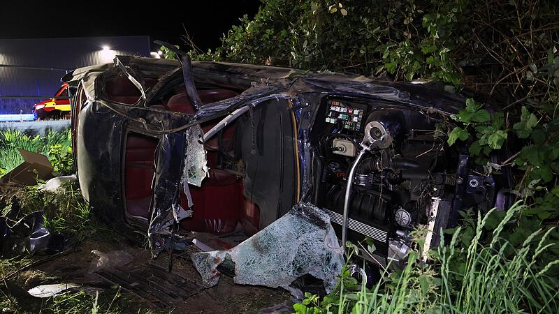 Auto durchbricht Geländer Auto durchbricht Geländer