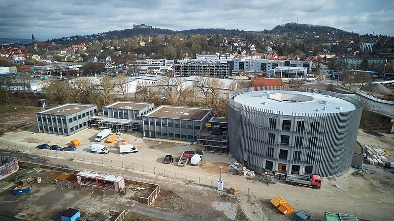 Im  Oktober soll in Coburg das Globe als Interimsspielst&auml;tte des Landestheaters er&ouml;ffnet werden. Auch ein Parkplatz wird noch gebaut.