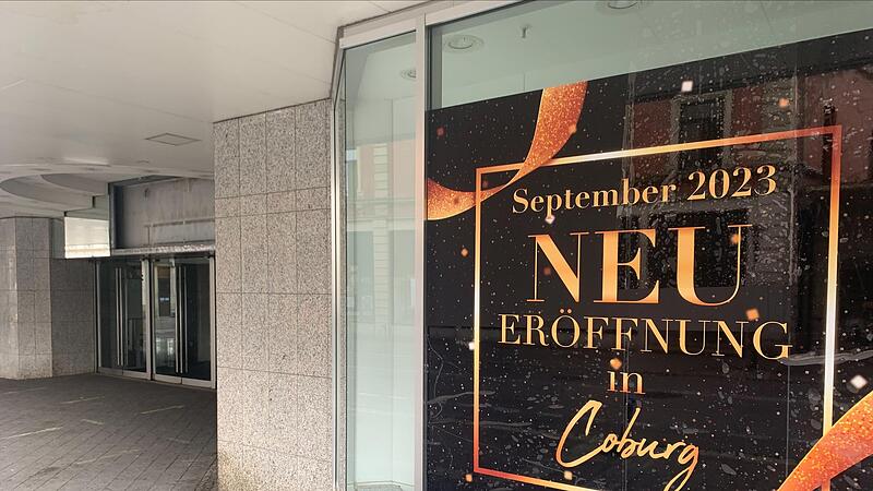 Plakate in den Schaufenstern verk&uuml;nden noch immer, dass &bdquo;Aachener&ldquo; im September 2023 in Coburg er&ouml;ffnen will.