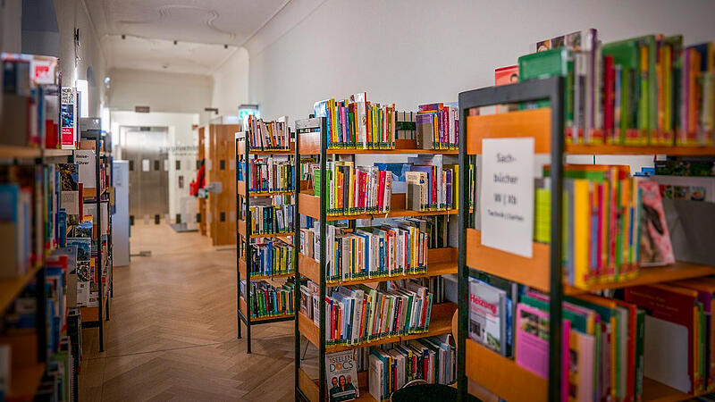 Die Stadtb&uuml;cherei ist jetzt wieder im Schloss. Die Regale sind dort eng gestellt.