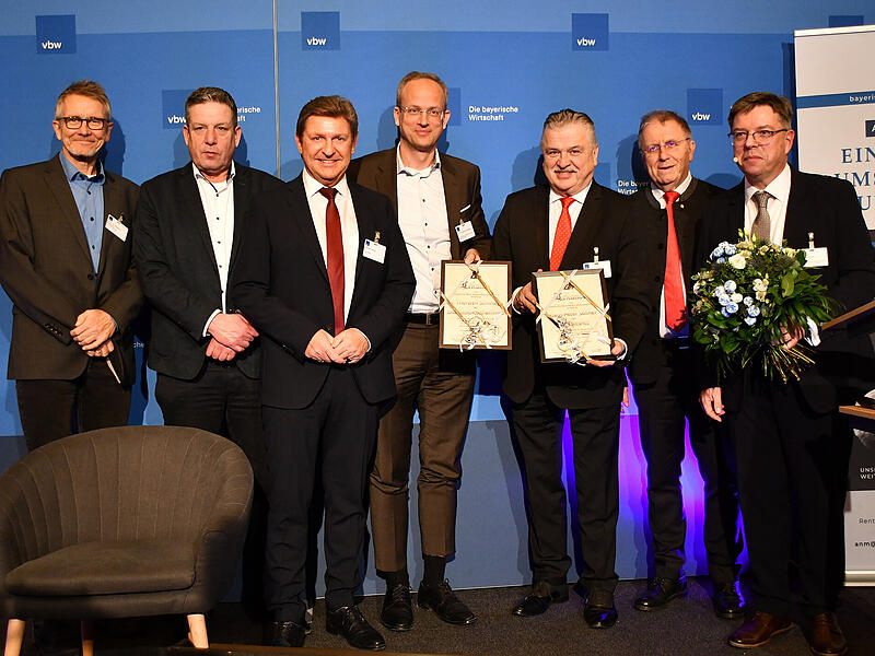 Beim vbw-Neujahrsempfang wurde wieder ein  Medienpreis verliehen; im Bild  (von links): Stephan Clemens, stellvertretender Vorsitzender der Akademie f&uuml;r Neue Medien, vbw-Bezirksgesch&auml;ftsf&uuml;hrer Patrick P&uuml;ttner, MdL Rainer Ludwig, Thorsten Schmiege, Landrat Klaus Peter S&ouml;llner, Bezirkstagspr&auml;sident Henry Schramm und Thomas Nagel von der Akademie f&uuml;r Neue Medien.