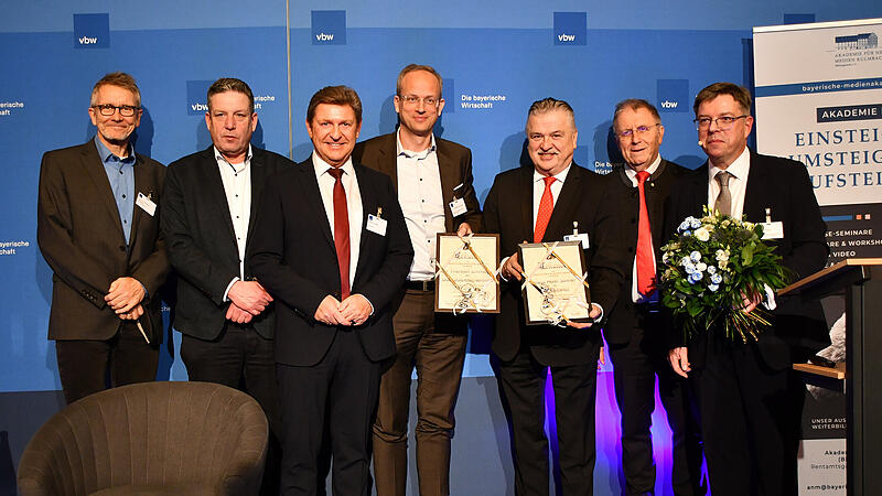 Beim vbw-Neujahrsempfang wurde wieder ein  Medienpreis verliehen; im Bild  (von links): Stephan Clemens, stellvertretender Vorsitzender der Akademie f&uuml;r Neue Medien, vbw-Bezirksgesch&auml;ftsf&uuml;hrer Patrick P&uuml;ttner, MdL Rainer Ludwig, Thorsten Schmiege, Landrat Klaus Peter S&ouml;llner, Bezirkstagspr&auml;sident Henry Schramm und Thomas Nagel von der Akademie f&uuml;r Neue Medien.