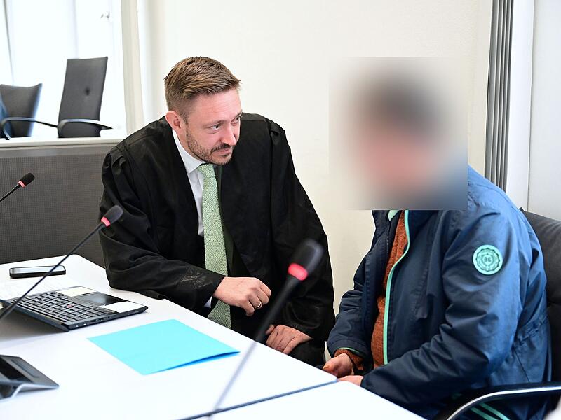 Landgericht Bamberg DDR-Volkspolizist Unterhose Machete Rechtsanwalt Maximilian Glabasnia aus Bamberg und der Beschuldigte im Gespräch